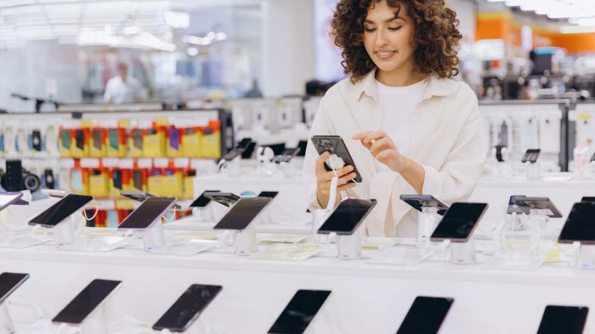 Donna guarda smartphone in esposizione